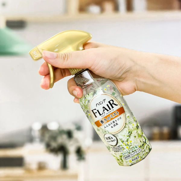 Xịt thơm và làm phẳng quần áo hương hoa trắng KAO